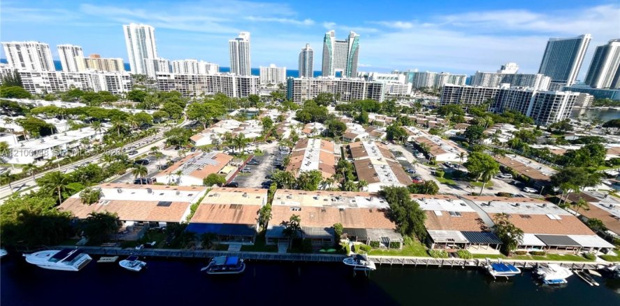 Condo à Hallandale Beach, Floride, 2 chambres  № 2402108