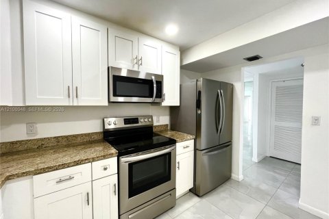 Copropriété à louer à Hallandale Beach, Floride: 2 chambres, 118.91 m2 № 2402108 - photo 7