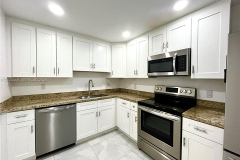 Copropriété à louer à Hallandale Beach, Floride: 2 chambres, 118.91 m2 № 2402108 - photo 6