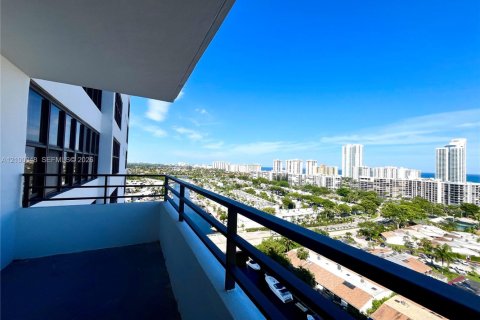 Copropriété à louer à Hallandale Beach, Floride: 2 chambres, 118.91 m2 № 2402108 - photo 4