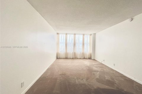 Copropriété à louer à Hallandale Beach, Floride: 2 chambres, 118.91 m2 № 2402108 - photo 12