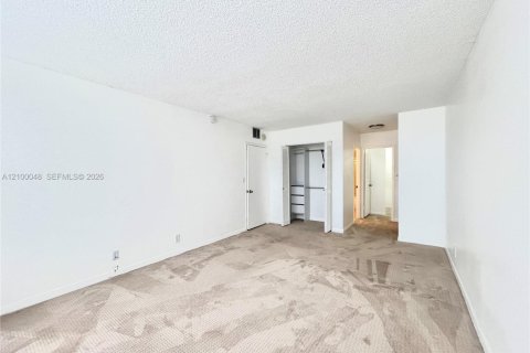Copropriété à louer à Hallandale Beach, Floride: 2 chambres, 118.91 m2 № 2402108 - photo 13