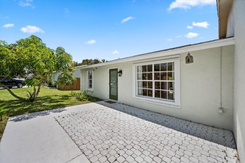 Casa en venta en Royal Palm Beach, Florida, 3 dormitorios, 116.31 m2 № 2266227 - foto 2