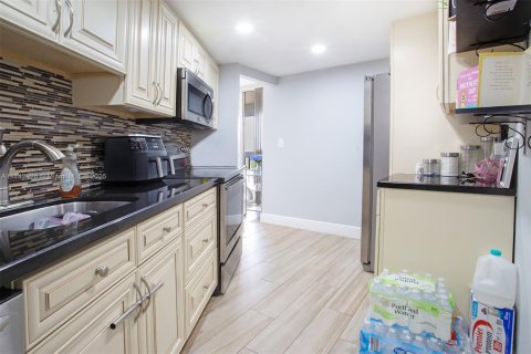 Condominio en venta en Lauderhill, Florida, 2 dormitorios, 107.77 m2 № 1691491 - foto 9