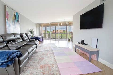 Condominio en venta en Lauderhill, Florida, 2 dormitorios, 107.77 m2 № 1691491 - foto 3