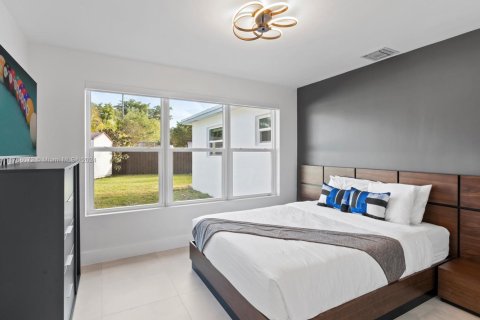 House in Hollywood, Florida 4 bedrooms, 192.21 sq.m. № 1664391 - photo 28