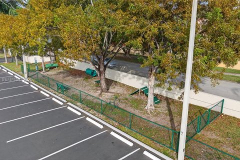 Condominio en alquiler en Miami, Florida, 1 dormitorio, 79.34 m2 № 2010631 - foto 30