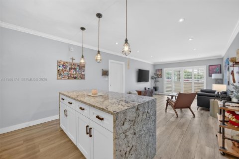 Condominio en alquiler en Miami, Florida, 1 dormitorio, 79.34 m2 № 2010631 - foto 2