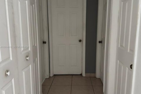 Снять в аренду кондоминиум в Хайалиа, Флорида 3 спальни, 92.16м2, № 2069458 - фото 3