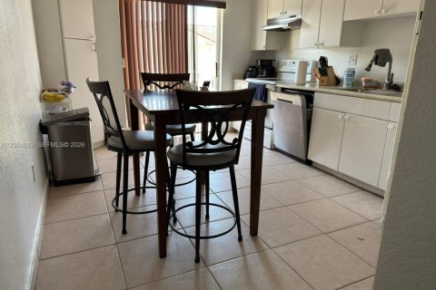 Снять в аренду кондоминиум в Хайалиа, Флорида 3 спальни, 92.16м2, № 2069458 - фото 2