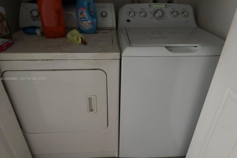 Снять в аренду кондоминиум в Хайалиа, Флорида 3 спальни, 92.16м2, № 2069458 - фото 10