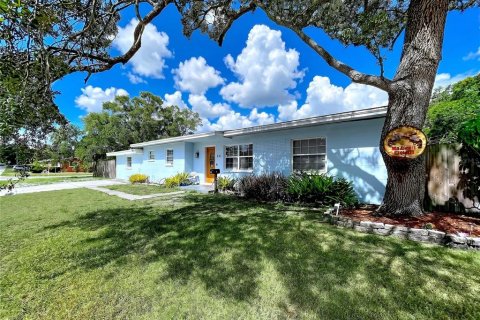 Villa ou maison à Saint Petersburg, Floride 3 chambres, 180.32 m2 № 2195788
