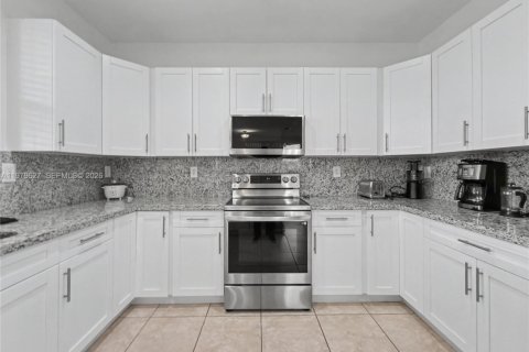 Купить виллу или дом в Хомстед, Флорида 4 спальни, 224.82м2, № 2046119 - фото 17