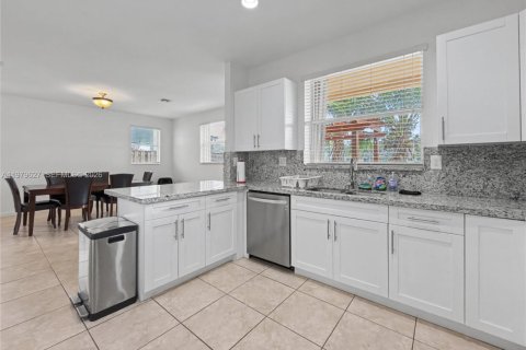 Купить виллу или дом в Хомстед, Флорида 4 спальни, 224.82м2, № 2046119 - фото 24