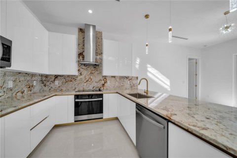 Купить виллу или дом в Лихай-Эйкерс, Флорида 4 спальни, № 2033560 - фото 9