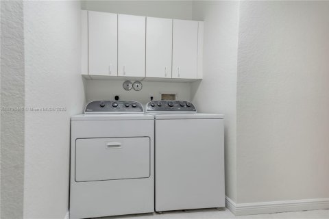 Condo in Tamarac, Florida, 2 bedrooms  № 1738465 - photo 24