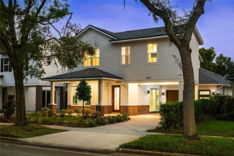 House in Orlando, Florida 5 bedrooms, 286.23 sq.m. № 1407392 - photo 1