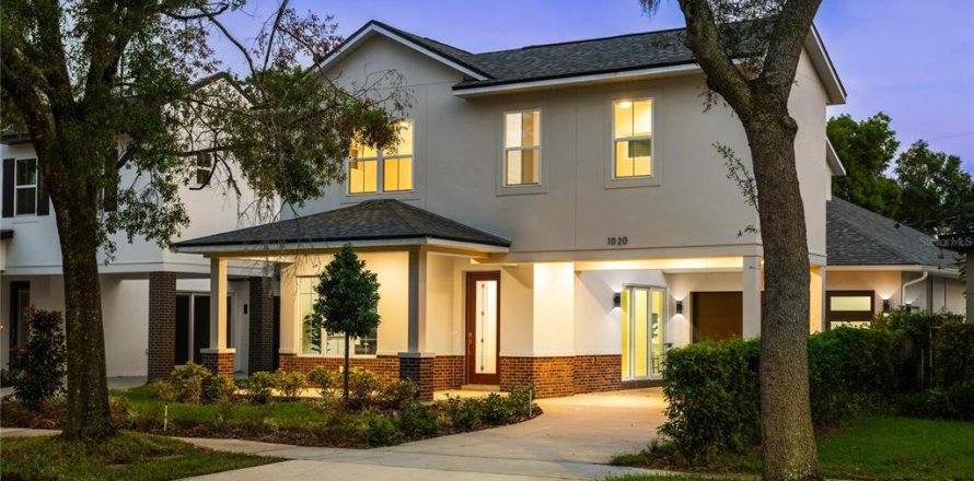 House in Orlando, Florida 5 bedrooms, 286.23 sq.m. № 1407392