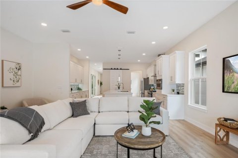 House in Orlando, Florida 5 bedrooms, 286.23 sq.m. № 1407392 - photo 13