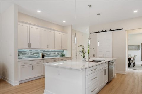 House in Orlando, Florida 5 bedrooms, 286.23 sq.m. № 1407392 - photo 11