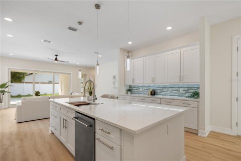 House in Orlando, Florida 5 bedrooms, 286.23 sq.m. № 1407392 - photo 16