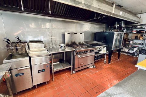 Propiedad comercial en venta en Fort Lauderdale, Florida № 2036482 - foto 8