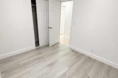 House in Hollywood, Florida 4 bedrooms, 112.32 sq.m. № 2083403 - photo 12