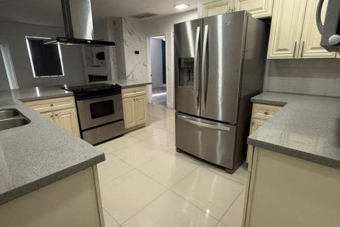 House in Hollywood, Florida 4 bedrooms, 112.32 sq.m. № 2083403 - photo 10