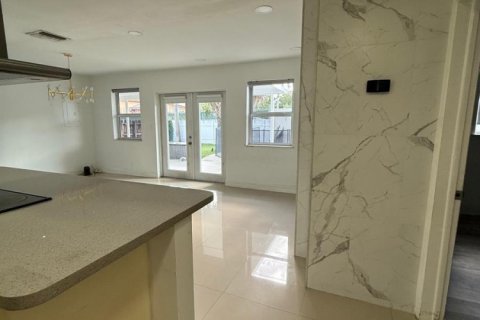 House in Hollywood, Florida 4 bedrooms, 112.32 sq.m. № 2083403 - photo 9