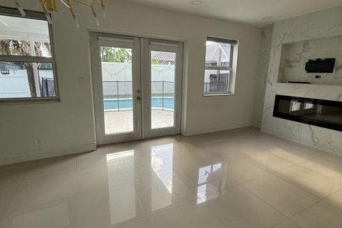 House in Hollywood, Florida 4 bedrooms, 112.32 sq.m. № 2083403 - photo 8