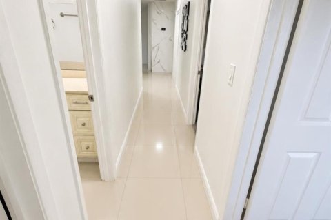 House in Hollywood, Florida 4 bedrooms, 112.32 sq.m. № 2083403 - photo 13