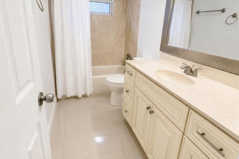 House in Hollywood, Florida 4 bedrooms, 112.32 sq.m. № 2083403 - photo 15