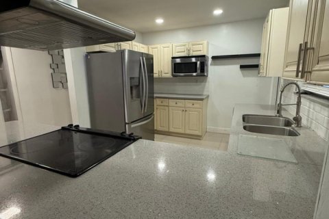 House in Hollywood, Florida 4 bedrooms, 112.32 sq.m. № 2083403 - photo 11