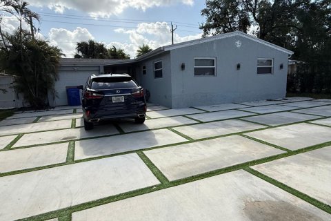 House in Hollywood, Florida 4 bedrooms, 112.32 sq.m. № 2083403 - photo 5