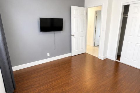House in Hollywood, Florida 4 bedrooms, 112.32 sq.m. № 2083403 - photo 14