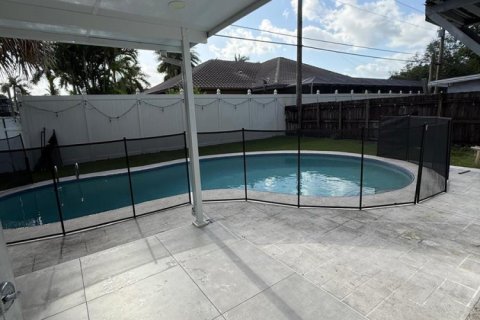 House in Hollywood, Florida 4 bedrooms, 112.32 sq.m. № 2083403 - photo 4