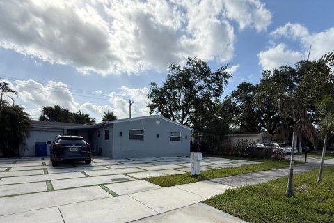 House in Hollywood, Florida 4 bedrooms, 112.32 sq.m. № 2083403 - photo 3