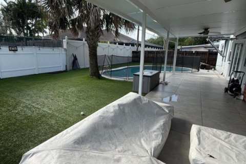 House in Hollywood, Florida 4 bedrooms, 112.32 sq.m. № 2083403 - photo 6