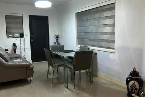 House in Miami, Florida 3 bedrooms, 101.45 sq.m. № 1991093 - photo 10