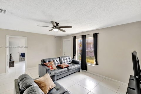 Commercial property in Miami, Florida 156.08 sq.m. № 1755706 - photo 9