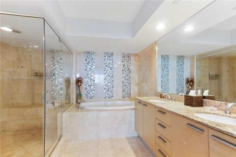 Condo in Hallandale Beach, Florida, 2 bedrooms  № 958505 - photo 13
