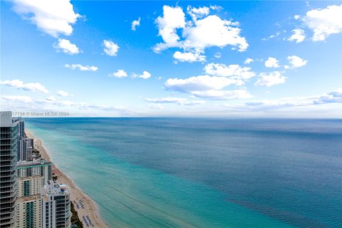 Condo in Hallandale Beach, Florida, 2 bedrooms  № 958505 - photo 1