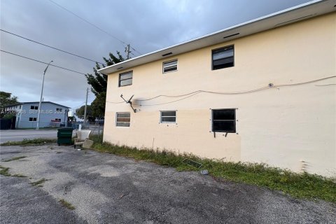 Villa ou maison à vendre à Miami, Floride: 8 chambres, 367.15 m2 № 2076138 - photo 4