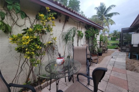 Villa ou maison à vendre à Pembroke Pines, Floride: 3 chambres, 131.55 m2 № 1958418 - photo 16