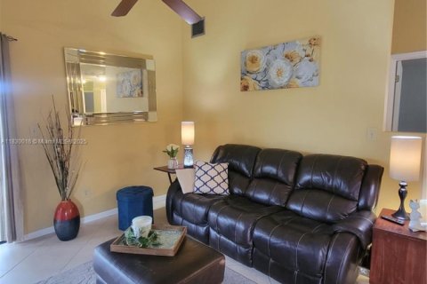 Villa ou maison à vendre à Pembroke Pines, Floride: 3 chambres, 131.55 m2 № 1958418 - photo 3