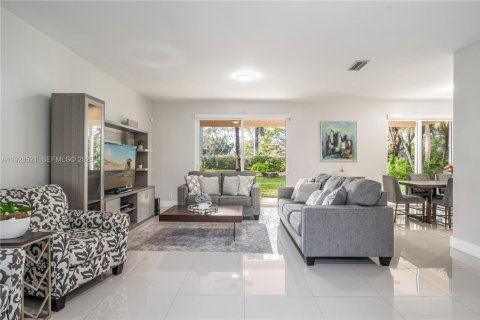 Villa ou maison à vendre à Miramar, Floride: 3 chambres, 156.08 m2 № 1987640 - photo 3