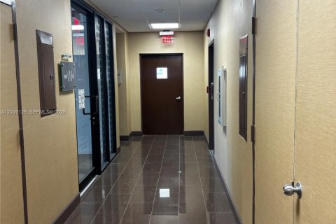 Commercial property in Bay Harbor Islands, Florida № 2089820