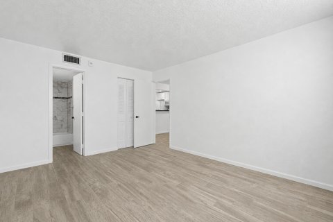 Condo in Boca Raton, Florida, 1 bedroom № 2243830 - photo 19