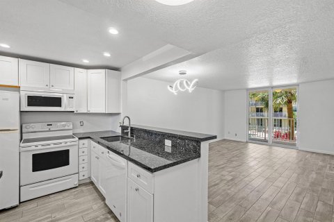 Condo in Boca Raton, Florida, 1 bedroom № 2243830 - photo 2