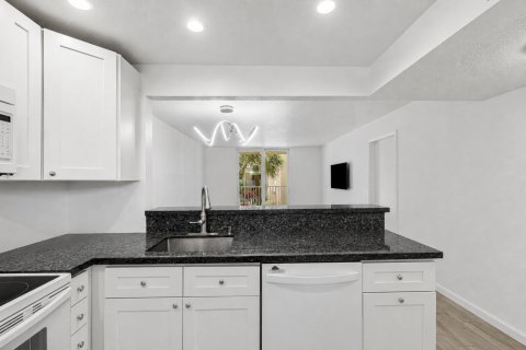 Condo in Boca Raton, Florida, 1 bedroom № 2243830 - photo 10